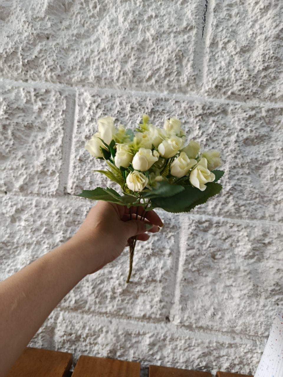 Ramo de Mini Rosas Color Blanco 30cm