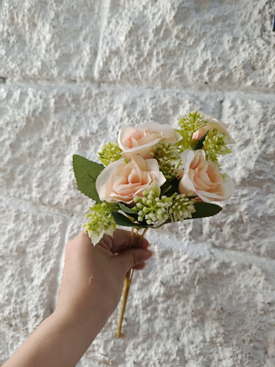 Ramo de Rosas Color Salmón con Follaje 31cm