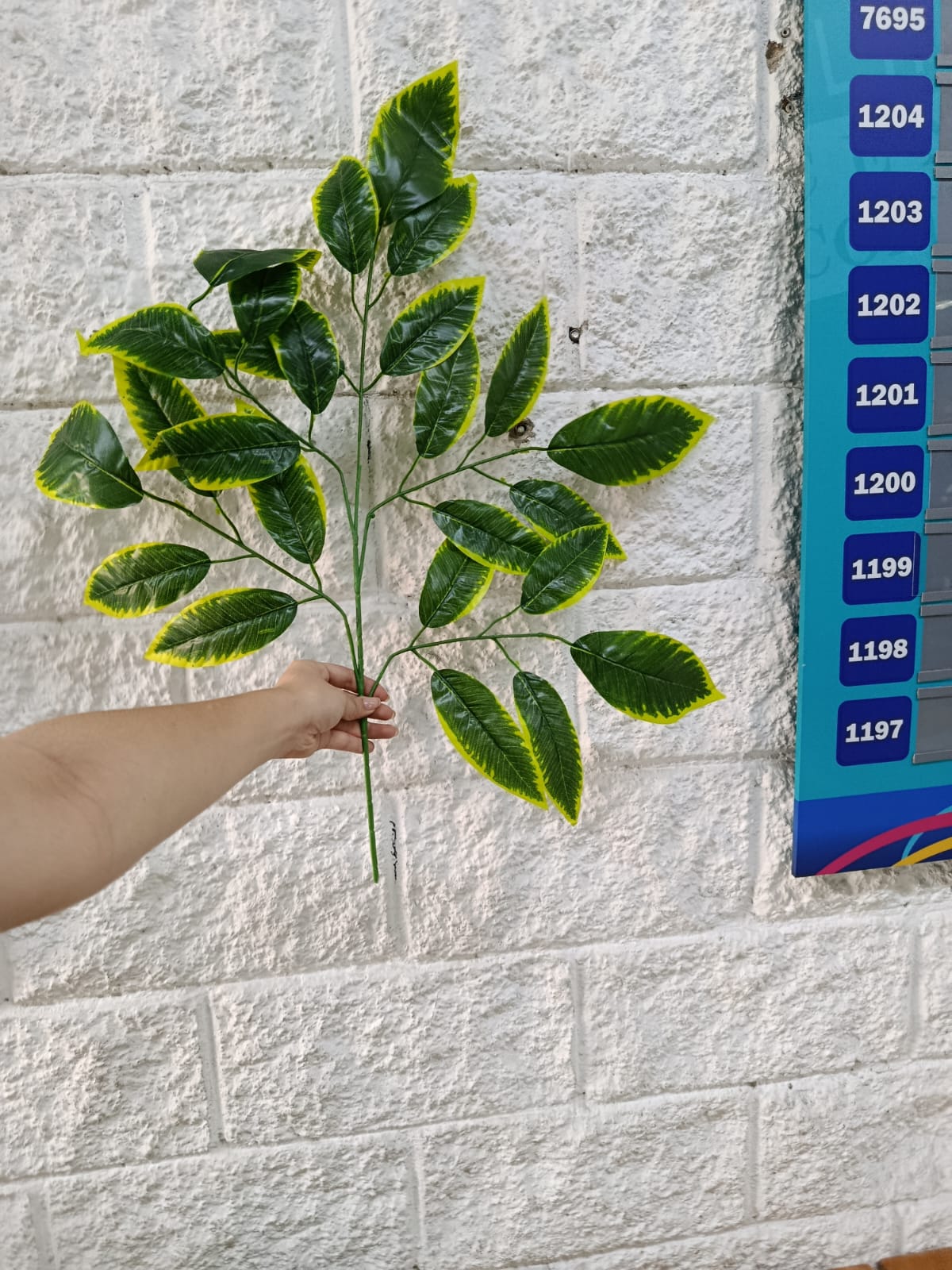 Rama Artificial Hojas de Mango Borde Amarillo 76cm