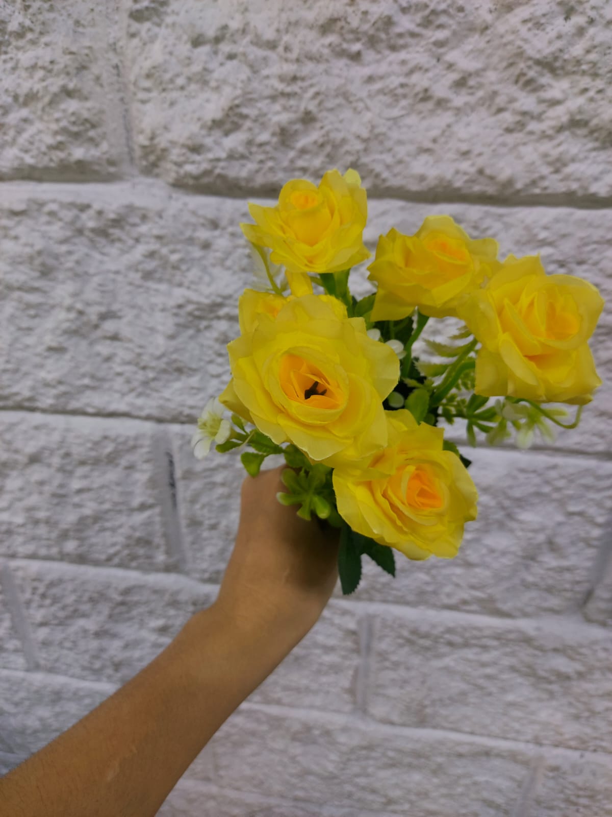 Ramo de Rosas Amarillas con Follaje 35cm