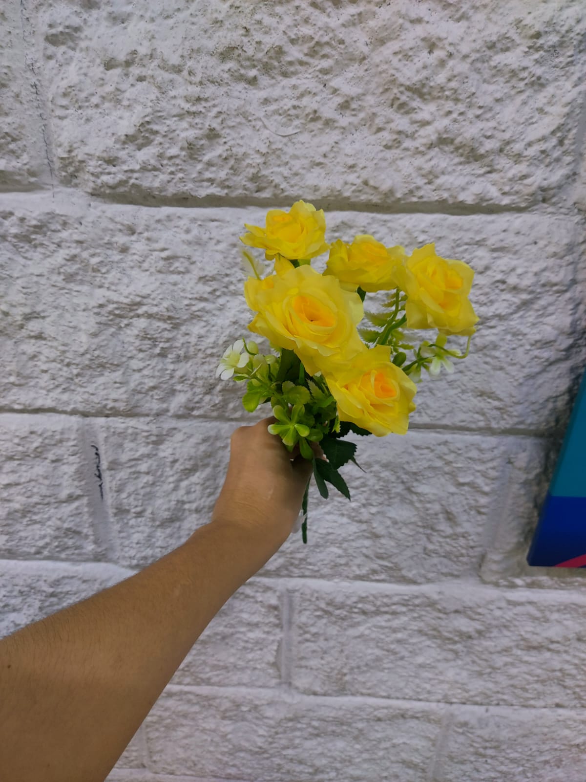 Ramo de Rosas Amarillas con Follaje 35cm