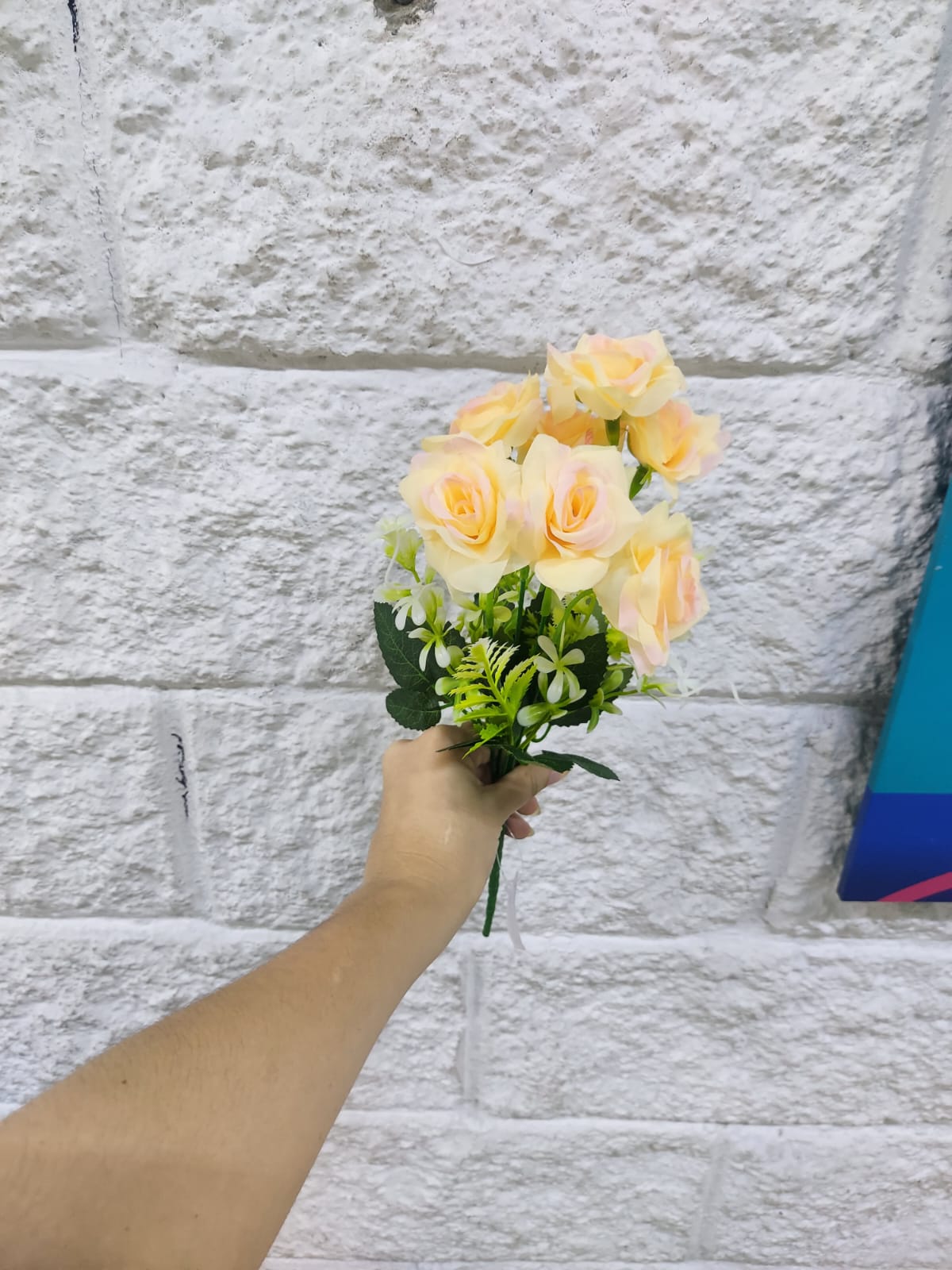 Ramo de Rosas Naranja Pastel con Follaje 35cm