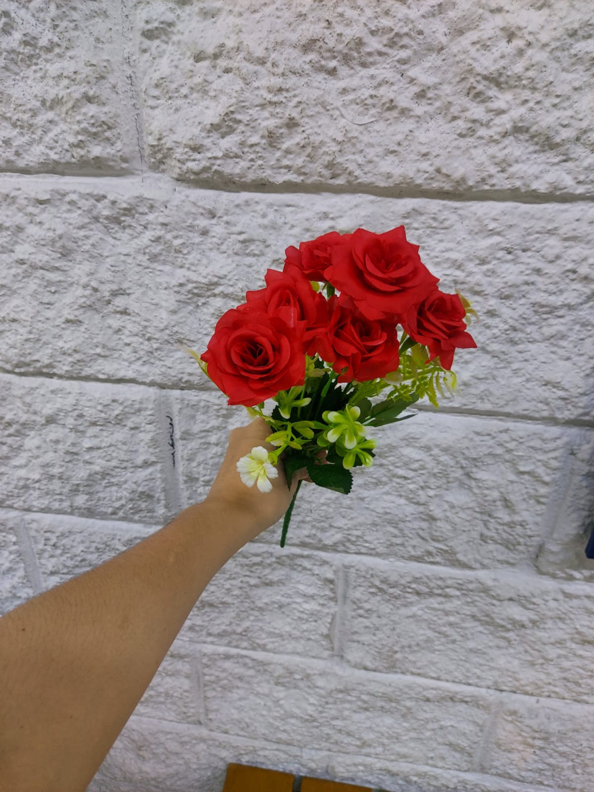 Ramo de Rosas Rojas con Follaje 35cm