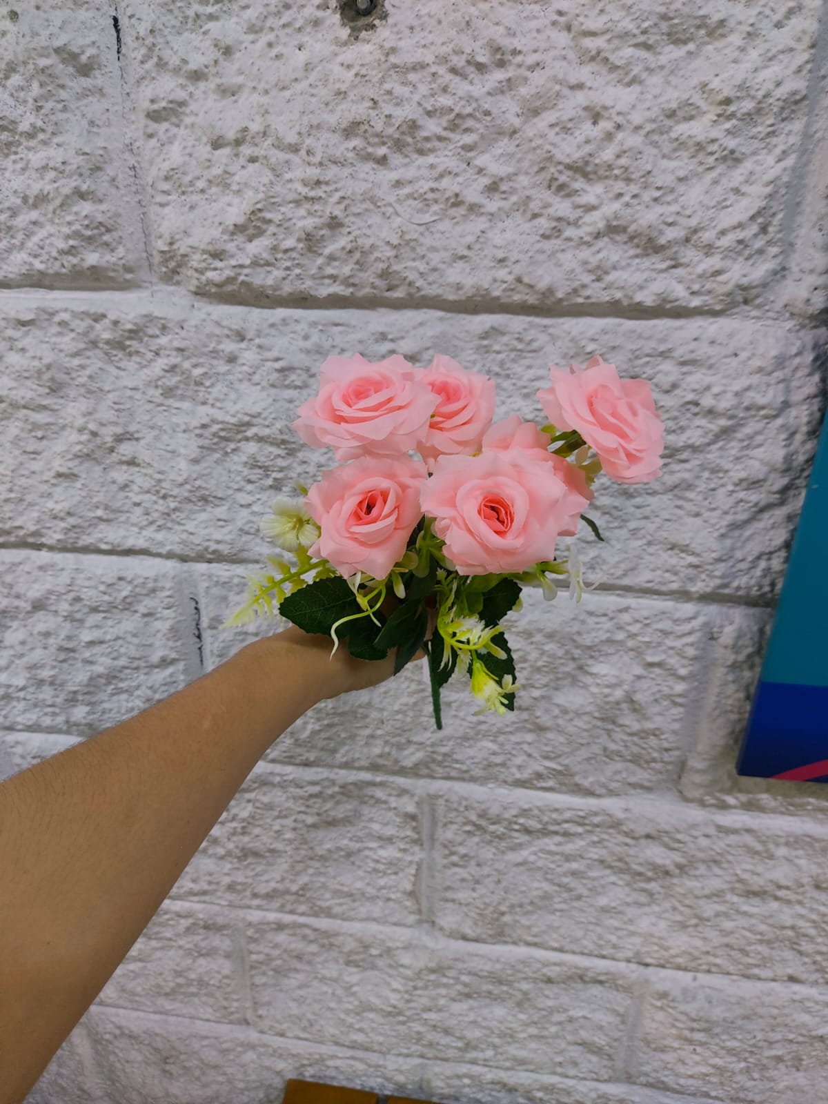 Ramo de Rosas Rosa Pastel con Follaje 35cm