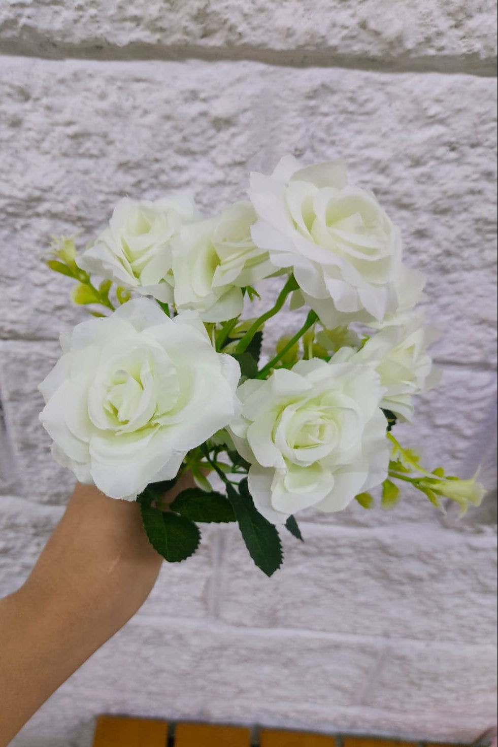 Ramo de Rosas Blancas con Follaje 35cm