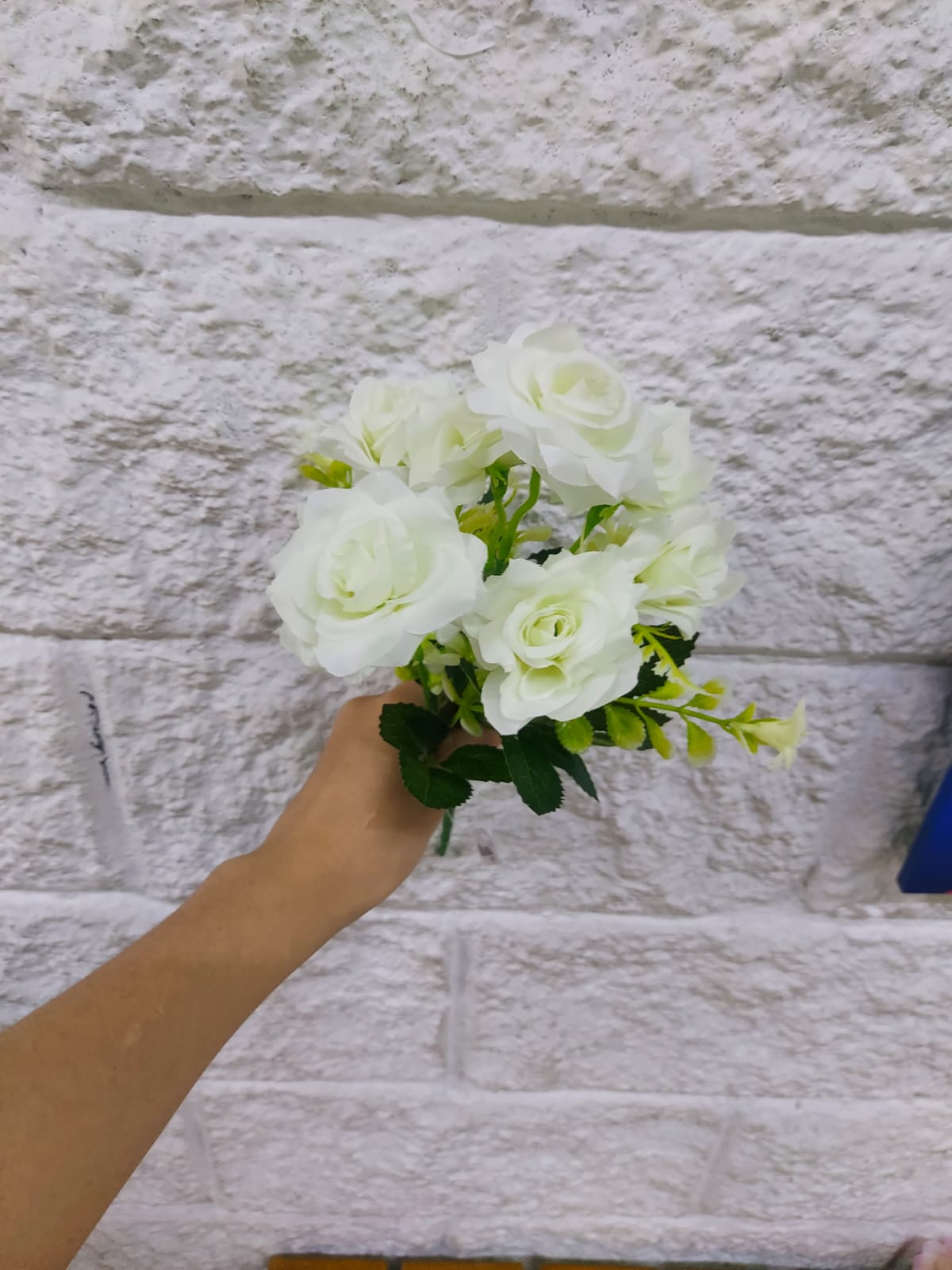 Ramo de Rosas Blancas con Follaje 35cm