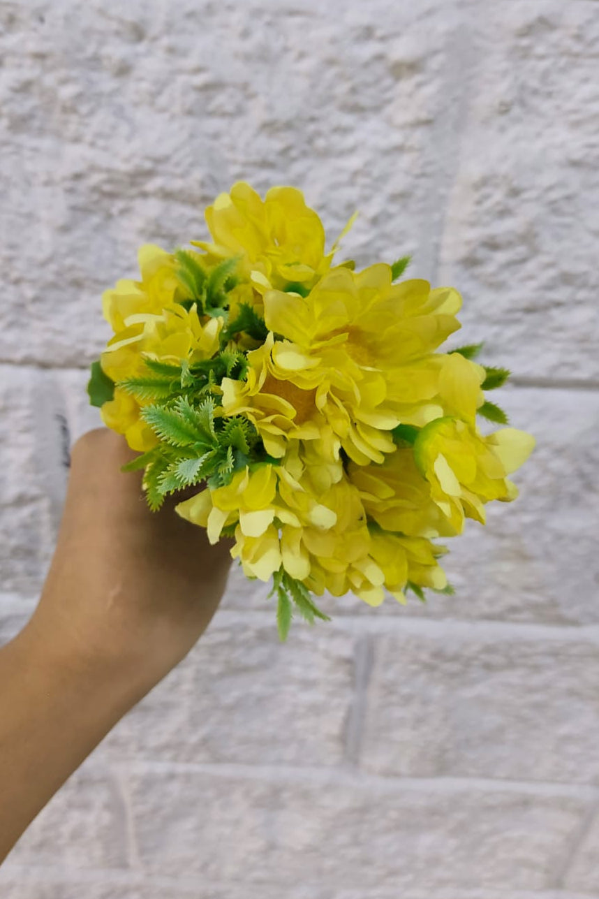 Ramo Pequeño Margaritas Amarillas con Follaje 26cm