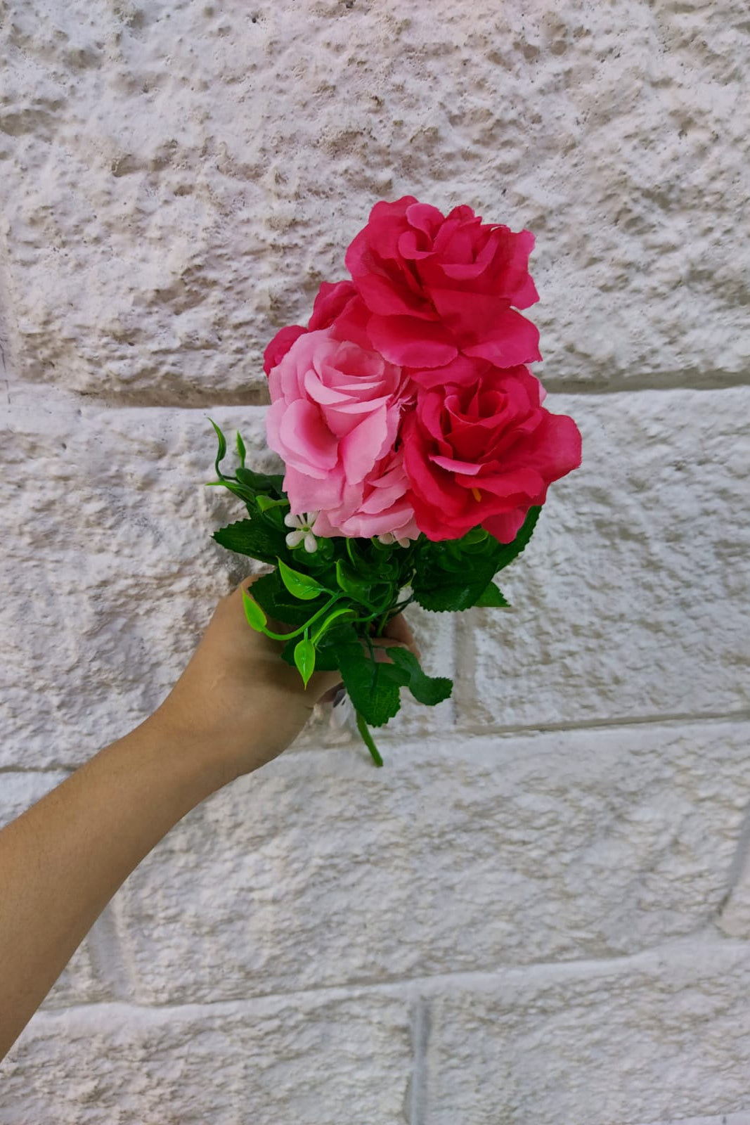 Ramo de Rosas Fucsias con Follaje 30cm