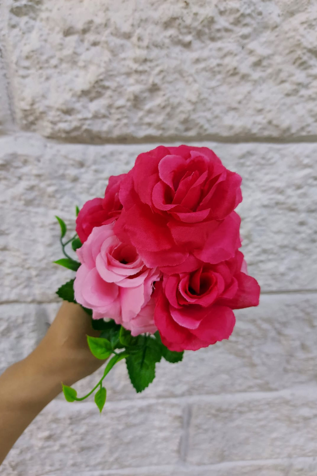 Ramo de Rosas Fucsias con Follaje 30cm