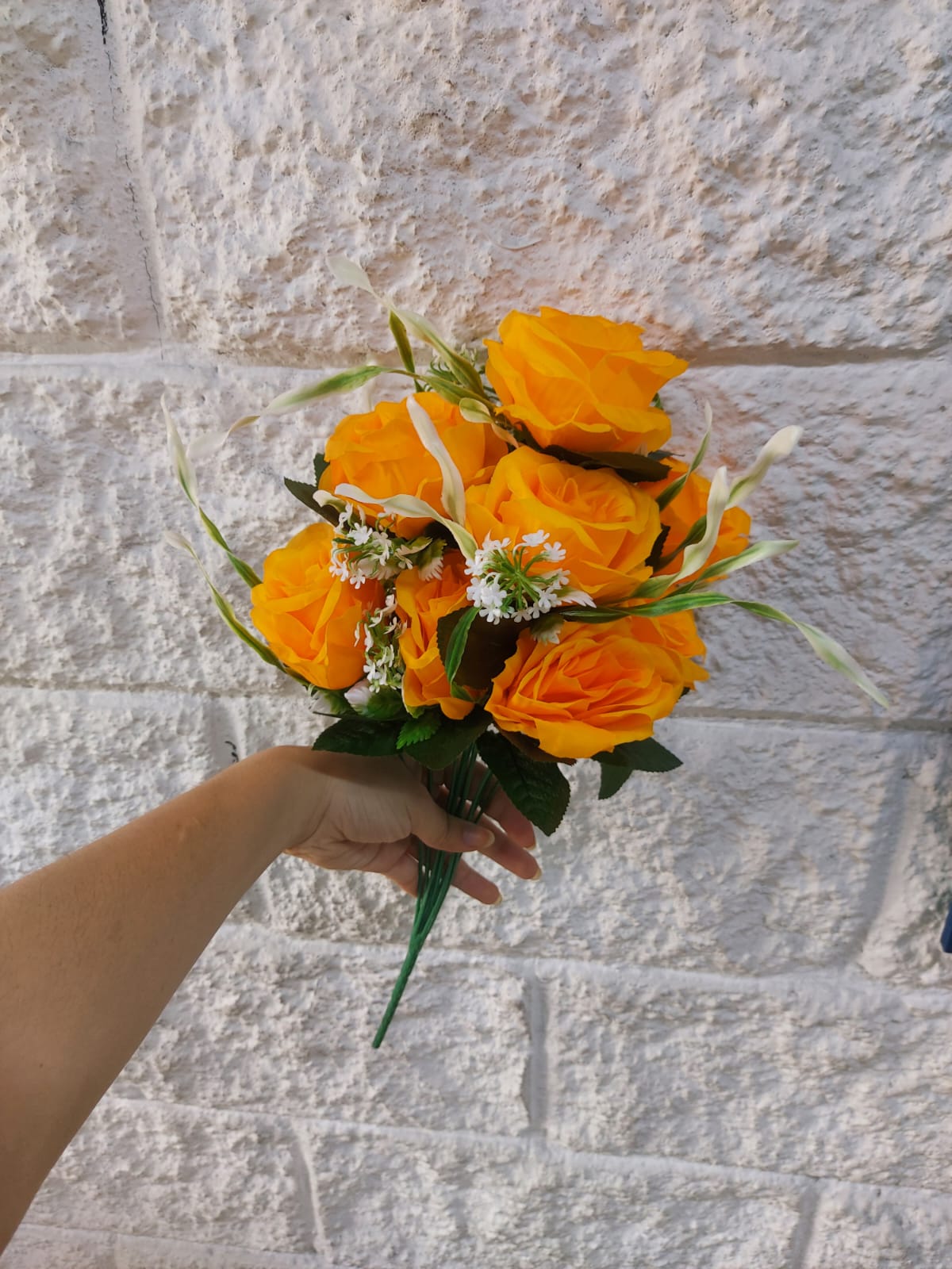 Ramo de Rosas Amarillas con Follaje 50cm