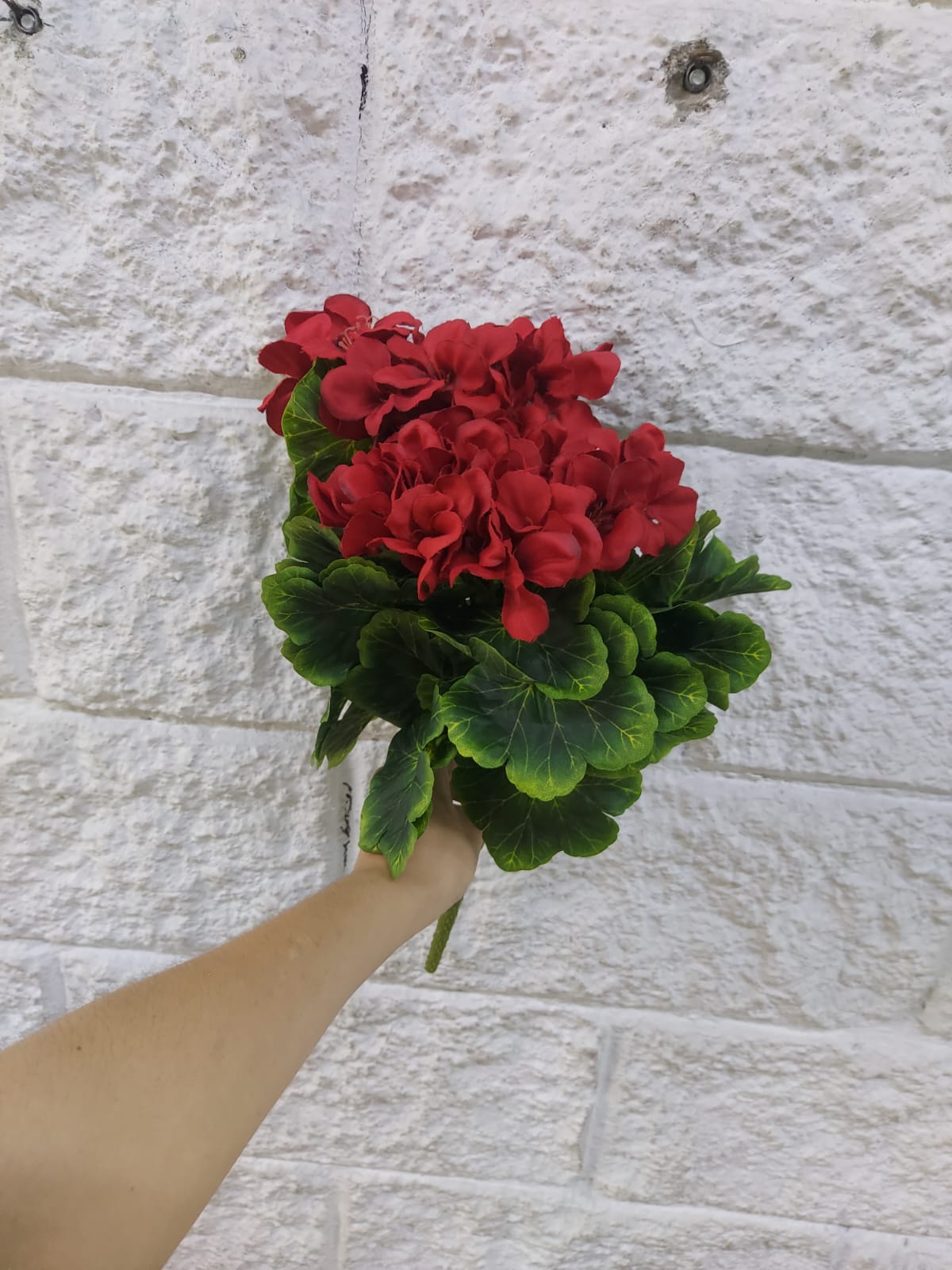Ramo Hortensias Rojas con Hojas 40cm