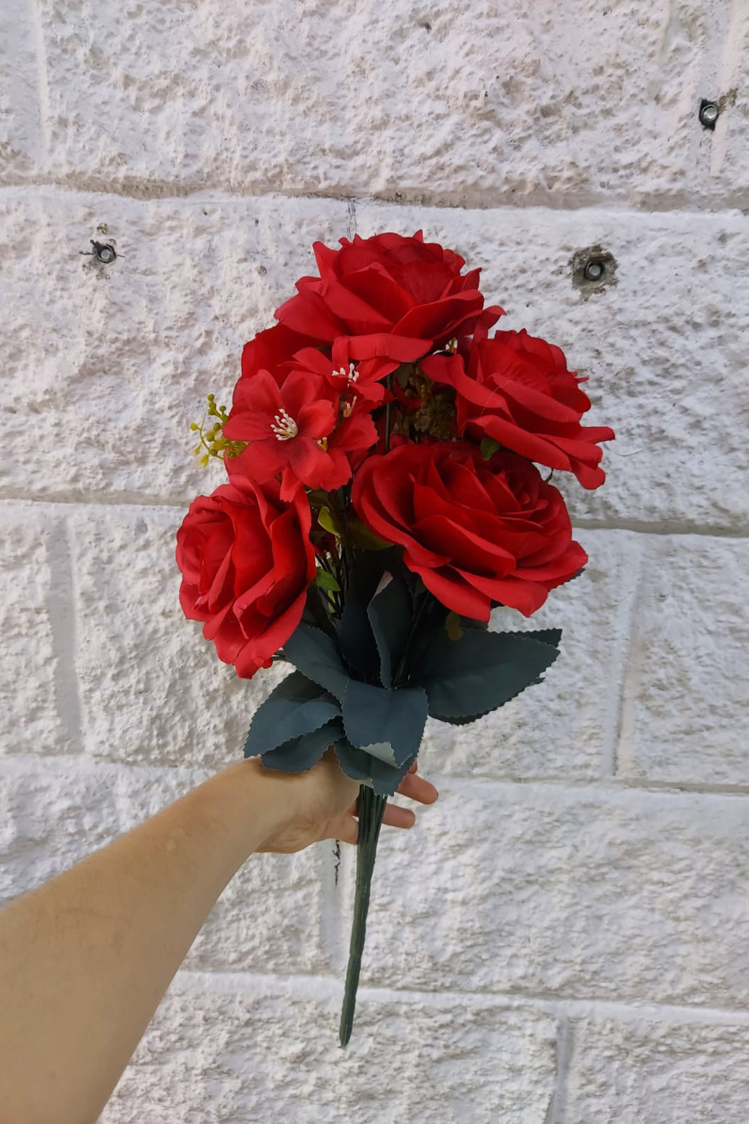Maxi Rosa Con Follaje Roja 50cm