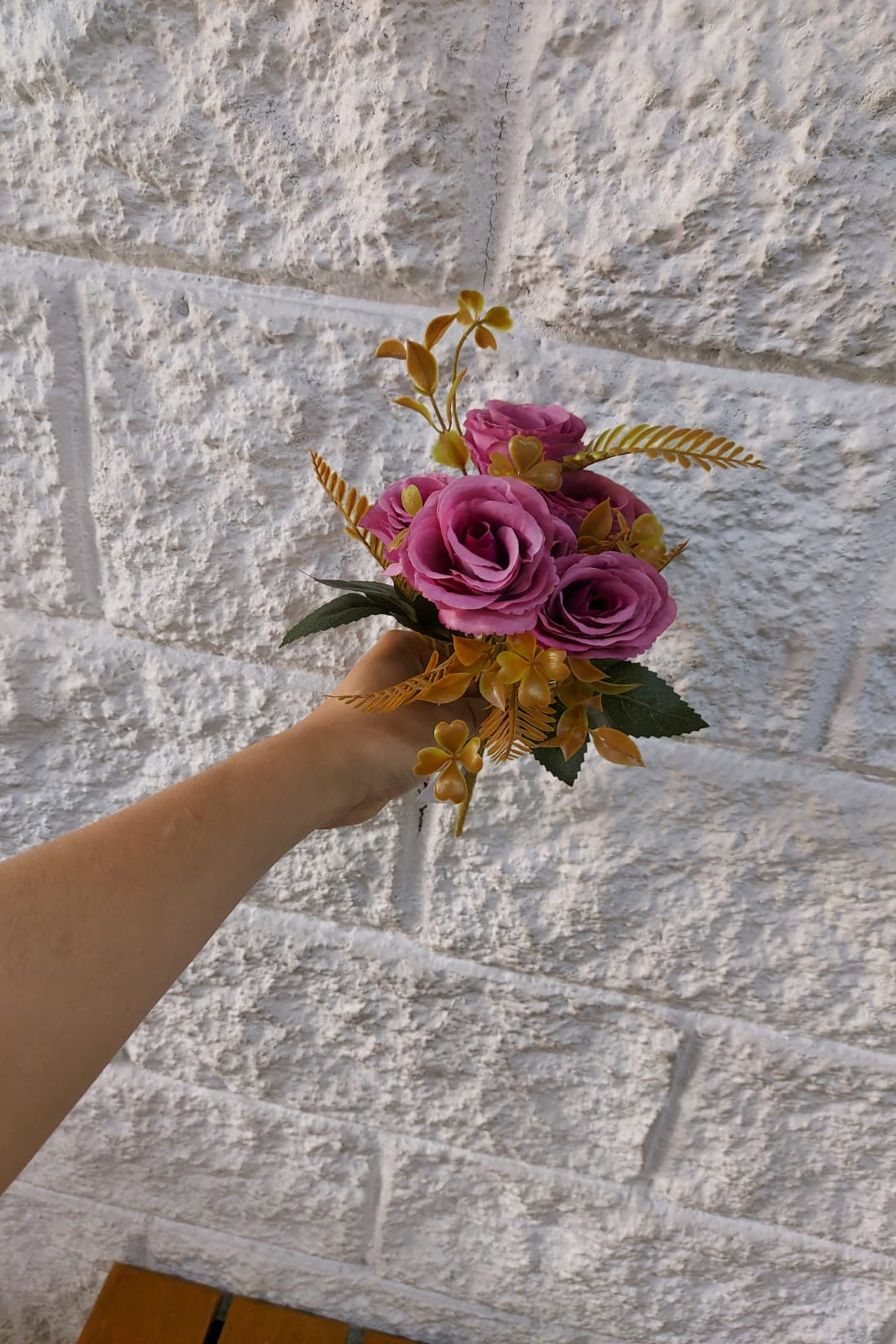 Ramo de Rosas Borgoña con Follaje 31cm
