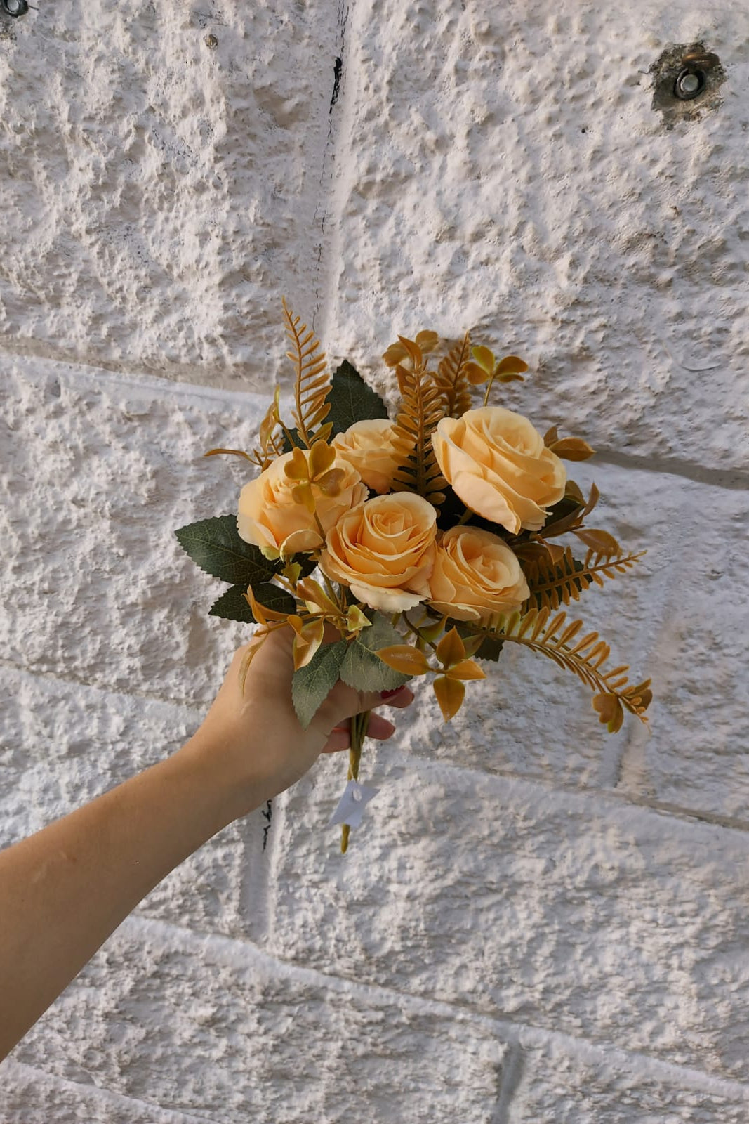 Ramo de Rosas Beige con Follaje 31cm