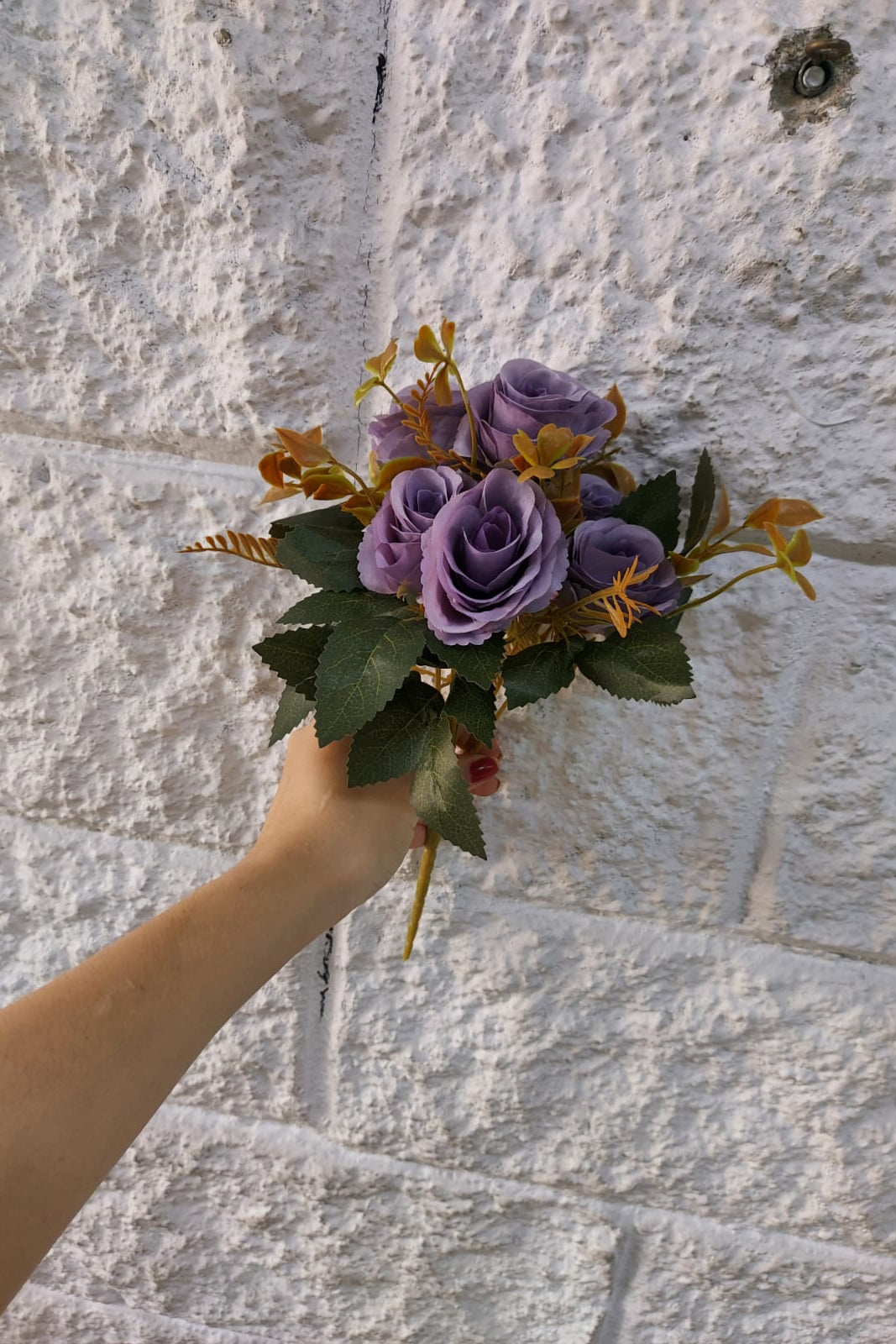 Ramo de Rosas Moradas con Follaje 31cm