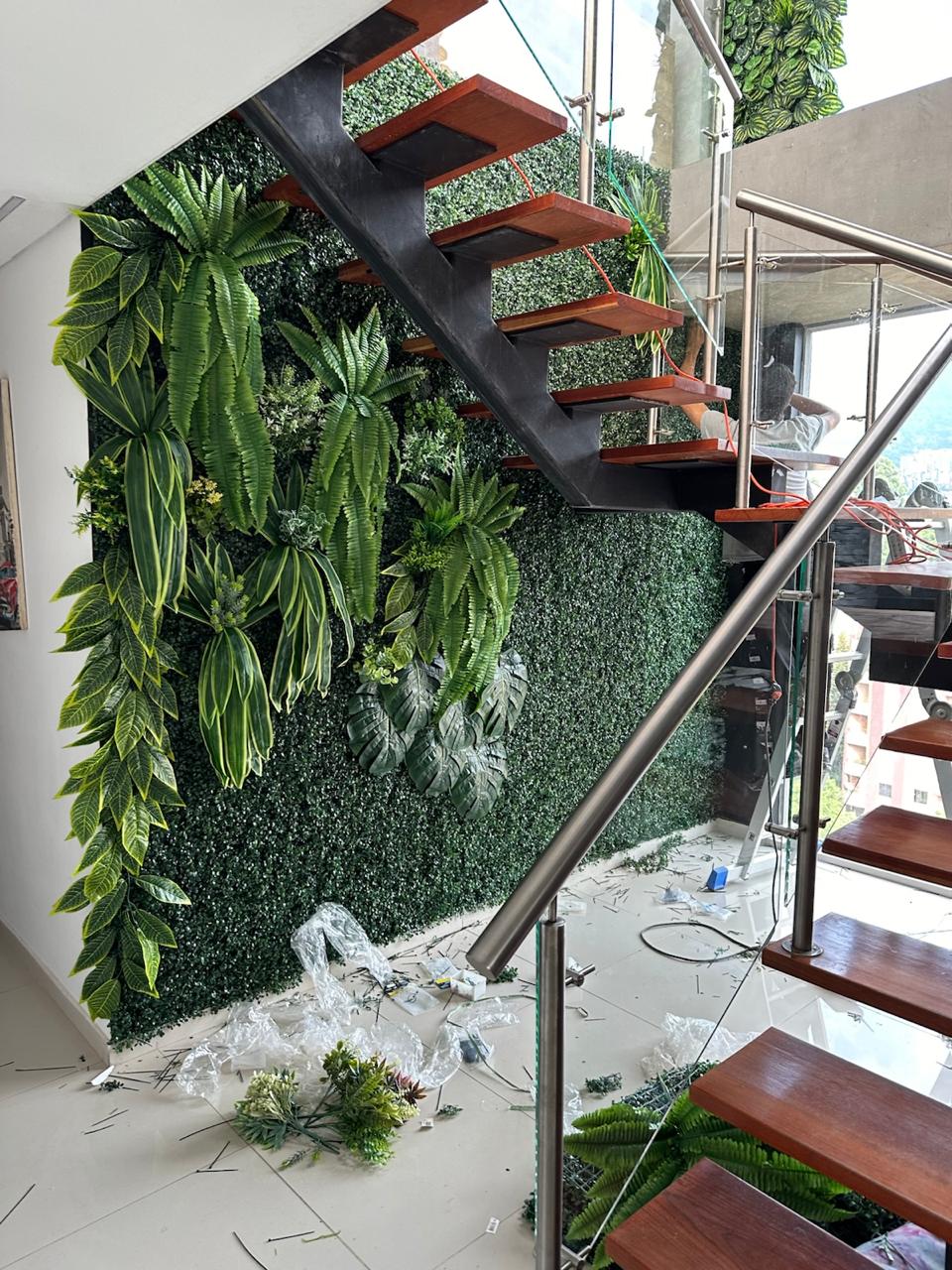 bajo escaleras p16
