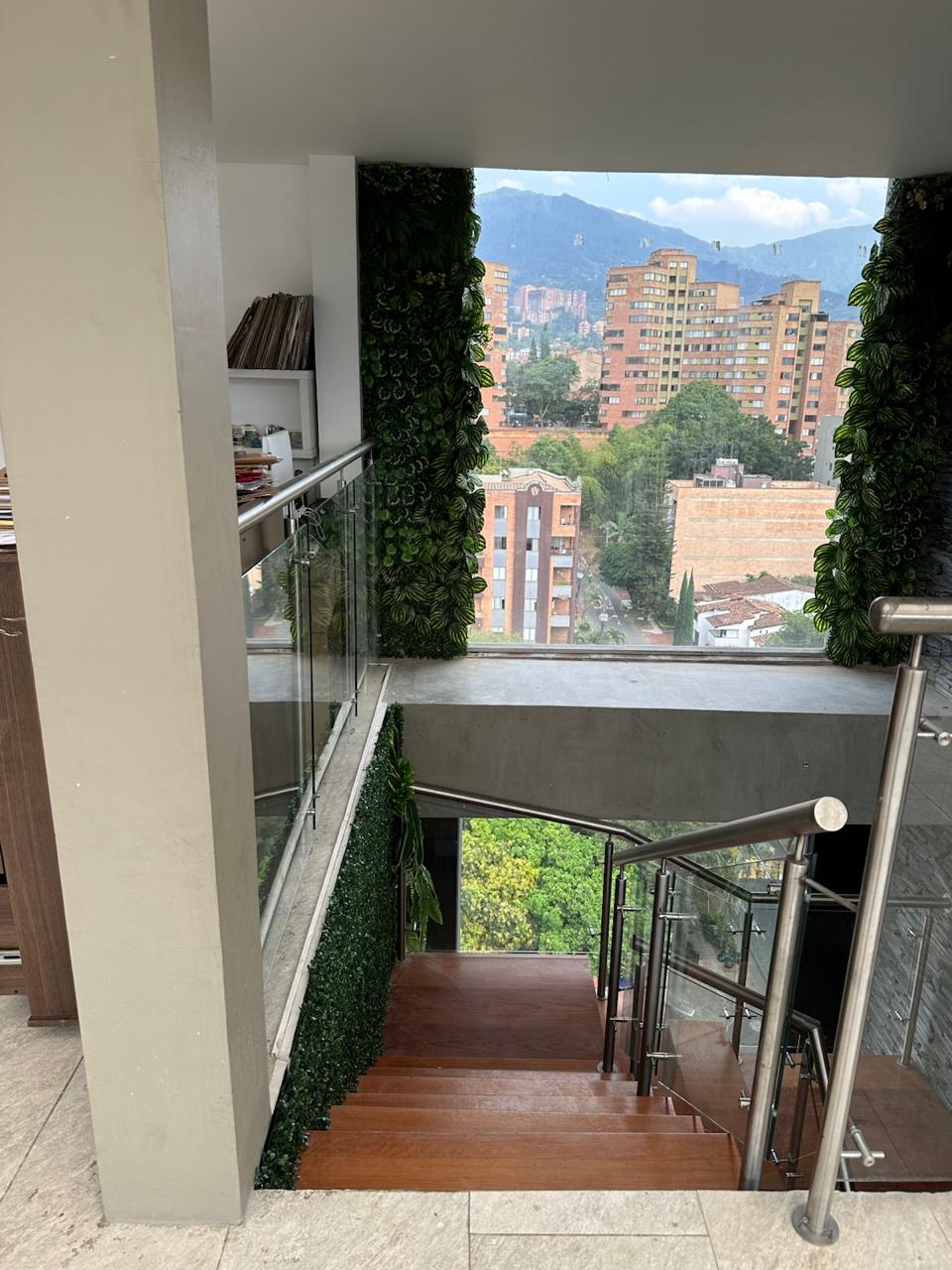 bajo escaleras p16