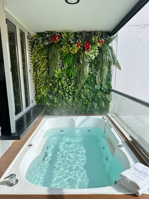 Proyecto Pared Floral · Balcón con Jacuzzi